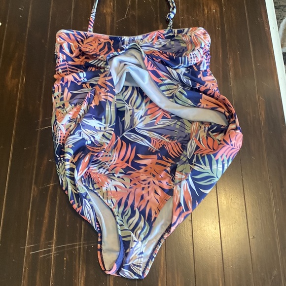 One piece bathing suit with skirt. Can be worn Strapless or with strap. SizeS - Picture 7 of 9